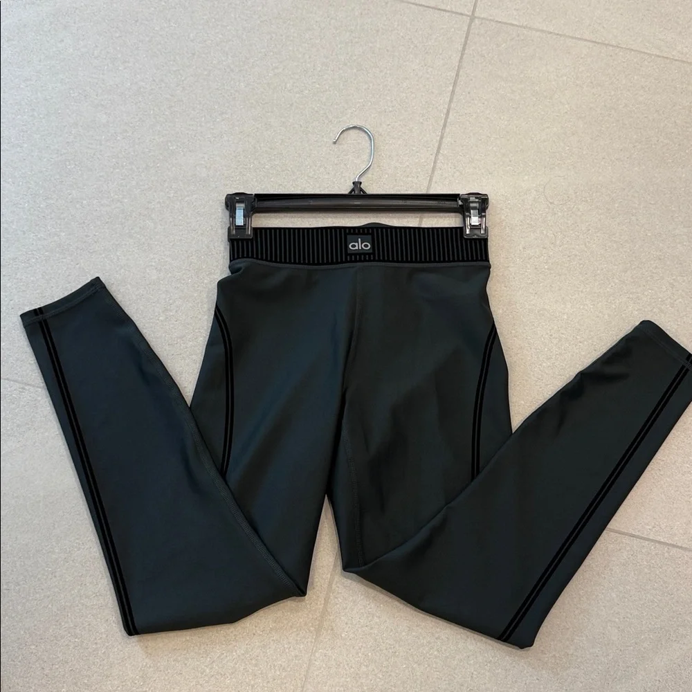 Alo Yoga Airlift High-Waist 7/8 Line Up Legging! - Picture 12 of 15